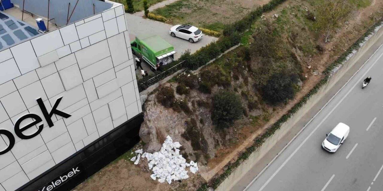 Maltepe’de E 5’te tehlikeli çalışma: Sürücülerin canlarını hiçe saydılar