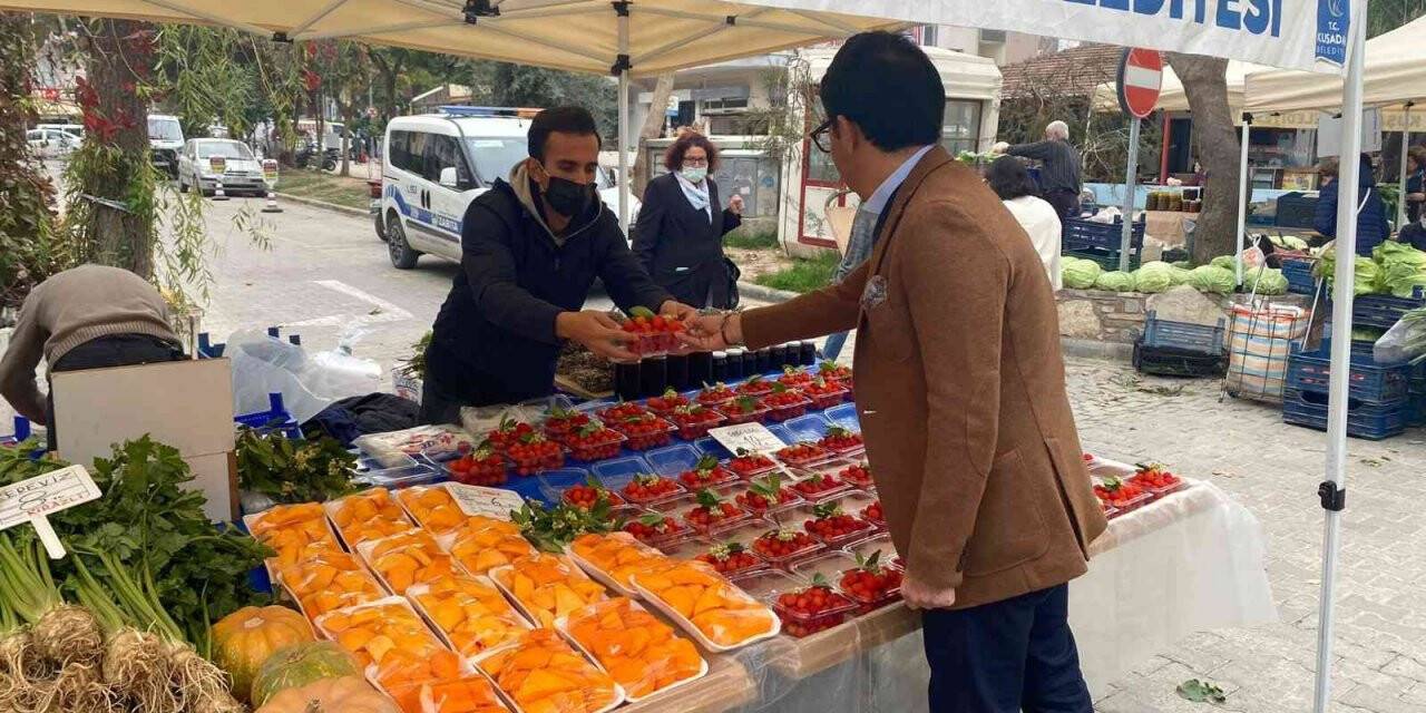 Kuşadası Belediye Başkan vekili Tibet Özer Yöresel Ve İyi Tarım Ürünleri Sokağı’nda incelemelerde bulundu