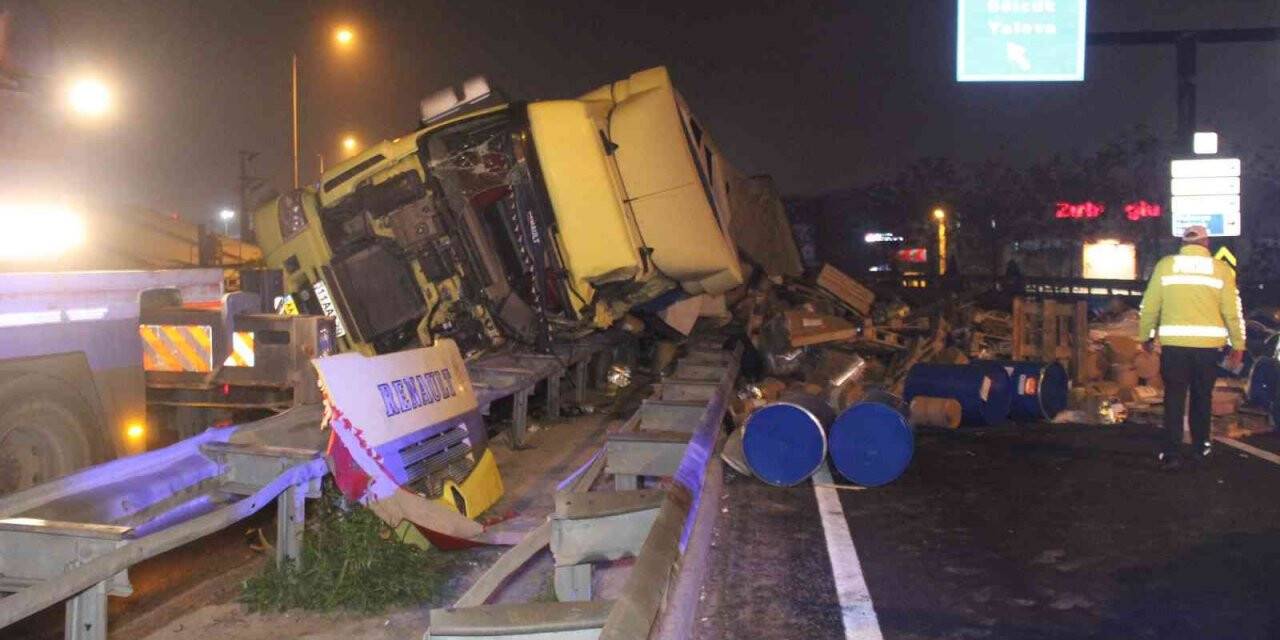 Tır bariyerlere çarptı, dorsede yüklü variller yola saçıldı