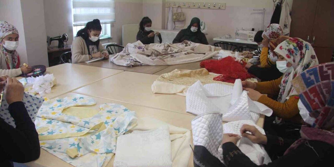 Kursa katılan kadınlar hem çeyizini hazırlıyor hem de aile ekonomilerine katkı sağlıyor