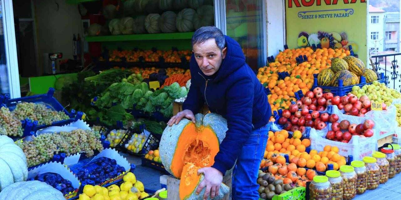 Gümüşhane’de devasa bal kabakları yoğun ilgi görüyor