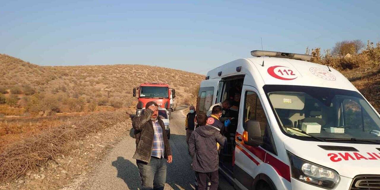 Kamyonet ile minibüs kafa kafaya çarpıştı: 4 yaralı