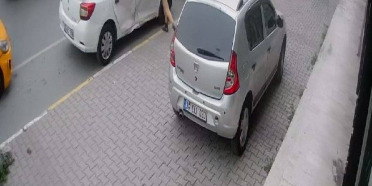 Eşiyle tartıştı, öfkesini arabasından çıkardı: O anlar güvenlik kamerasında