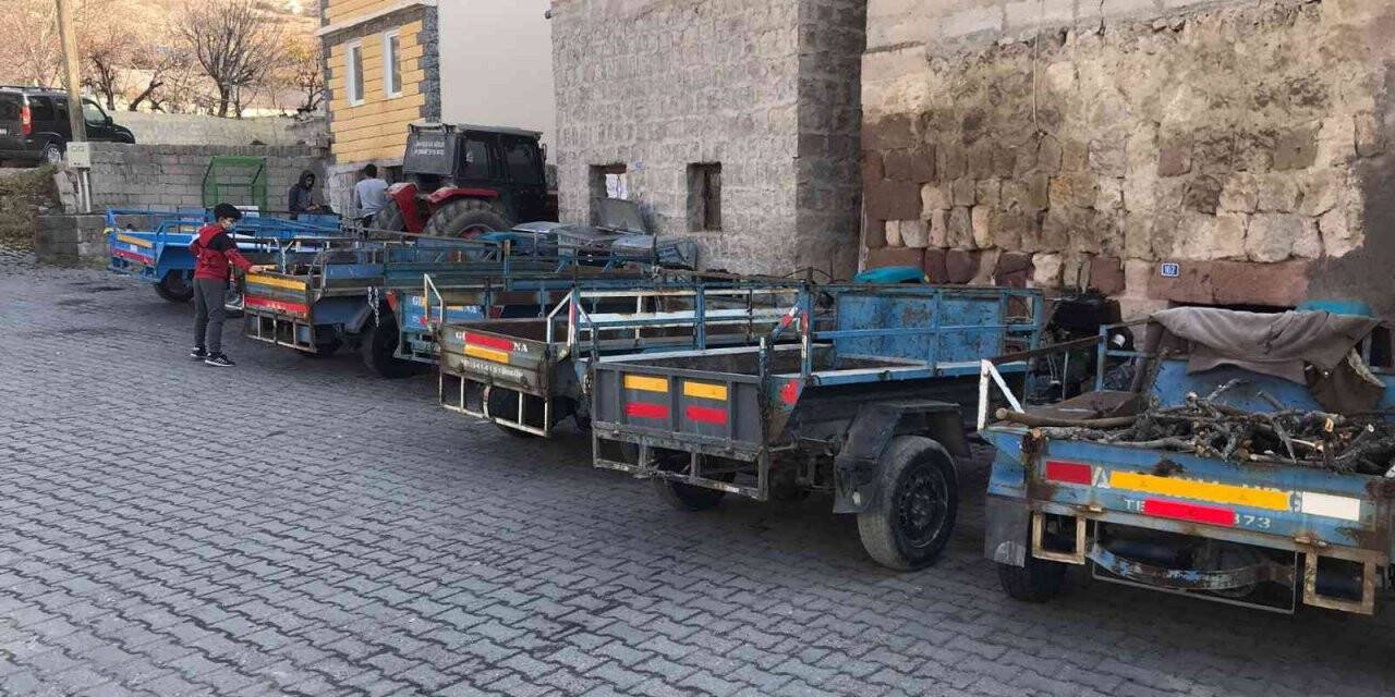 Jandarma reflektör dağıttı
