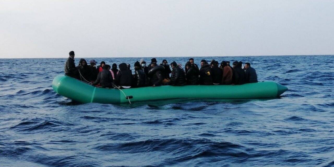 Yunanistan unsurlarınca geri itilen 30 göçmen kurtarıldı