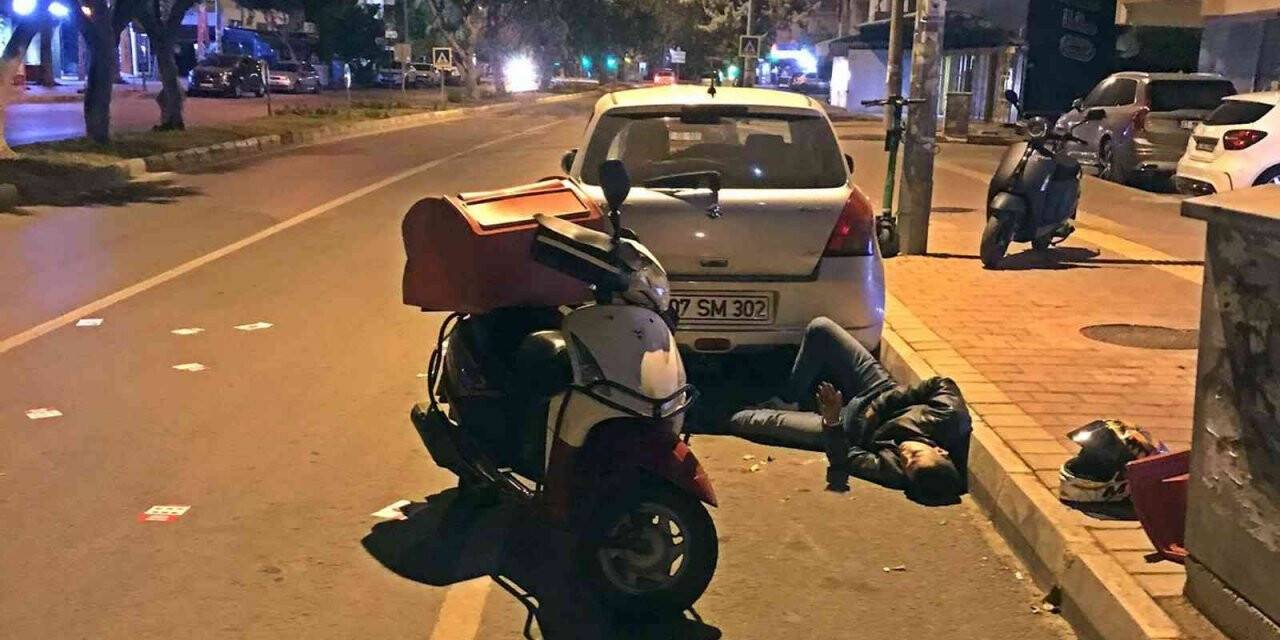 Tekeri patlayan motosiklet önce refüje ardından park halindeki otomobile çarptı