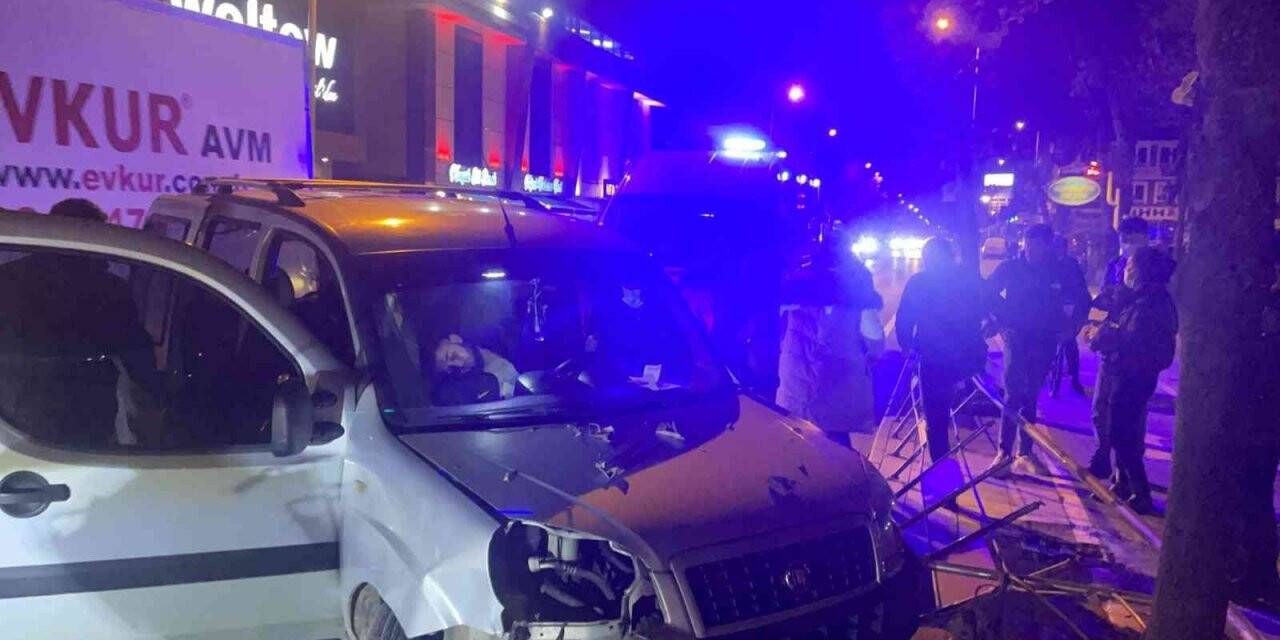 Direksiyon başında bayıldı, Kontrolden çıkan araç korkuluklara çarptı