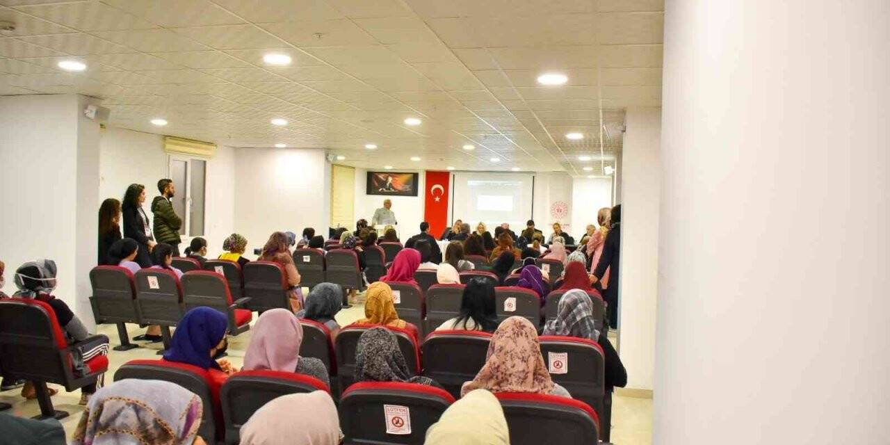 Yönetmenler ve oyuncular yurtlarda kalan öğrencilerle buluştu