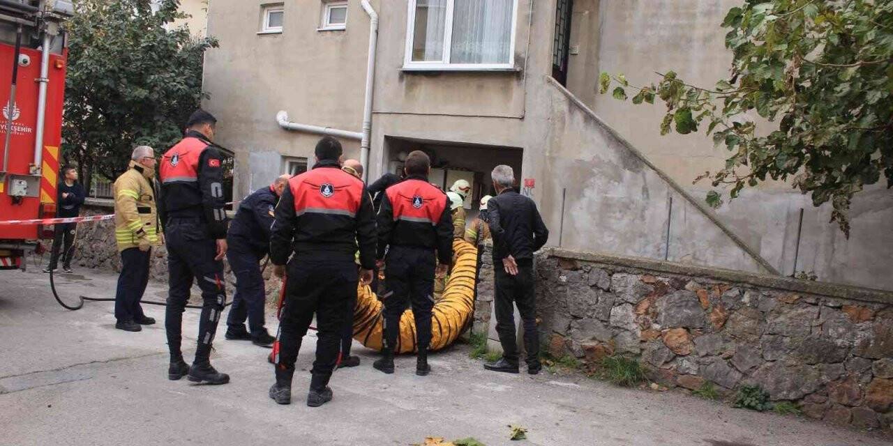 Maltepe’de içinde hasta babasının olduğu evini ateşe verdi