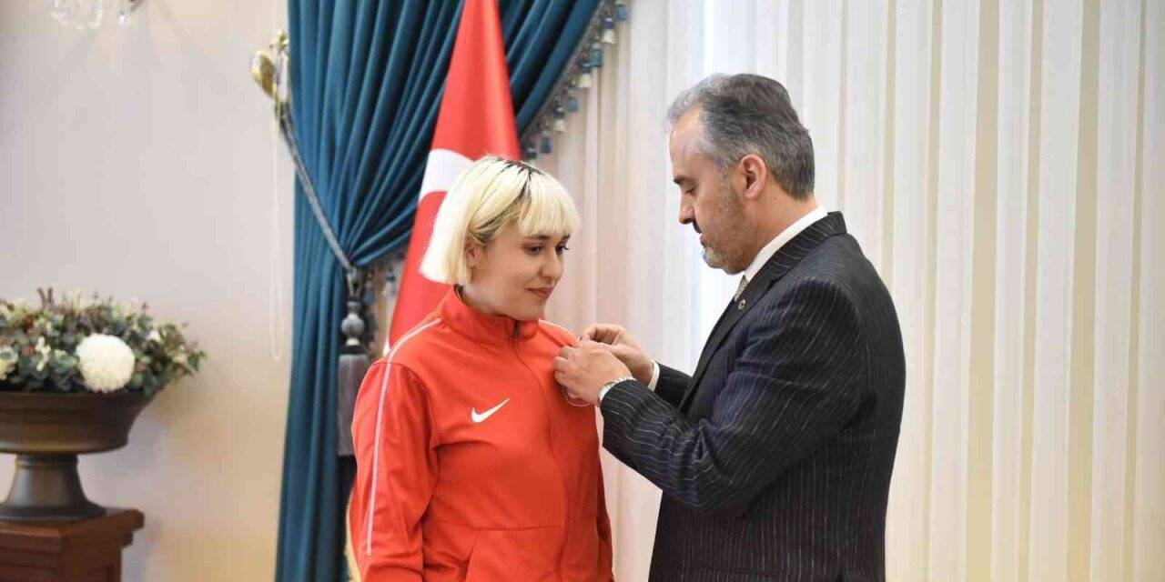 Ödüllü sporculardan Başkan Aktaş’a ziyaret