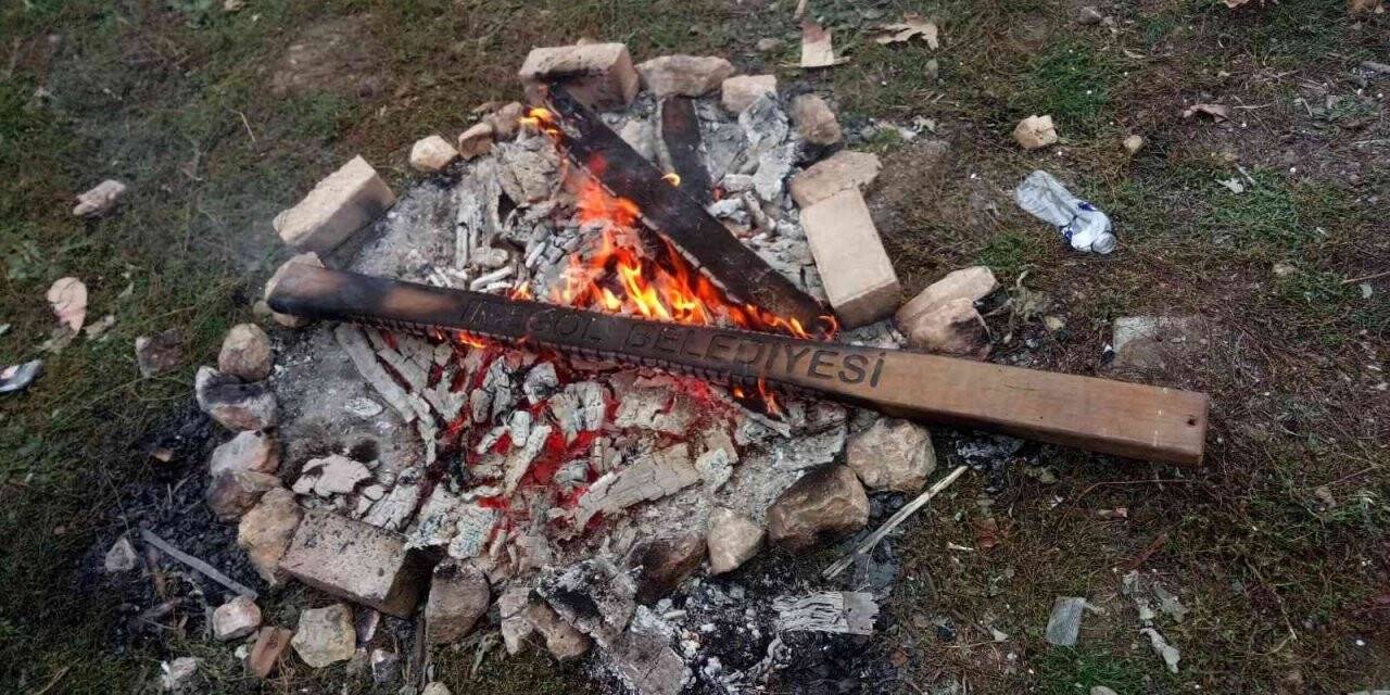Vandallar parkı yakıp yıktı