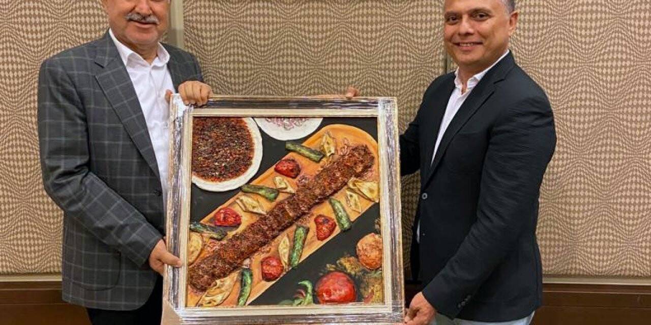 Uysal’dan Adana Büyükşehir Belediye Başkanı Karalar’a anlamlı hediye