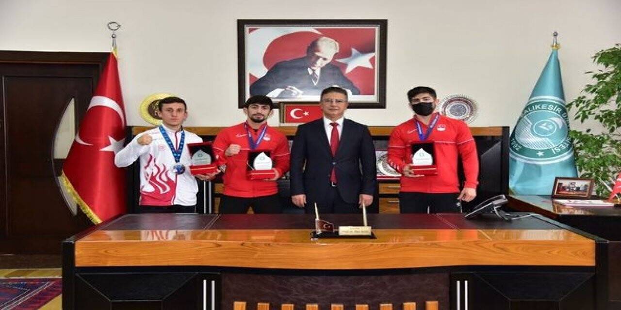 Şampiyon sporculardan Rektör Kuş’a ziyaret