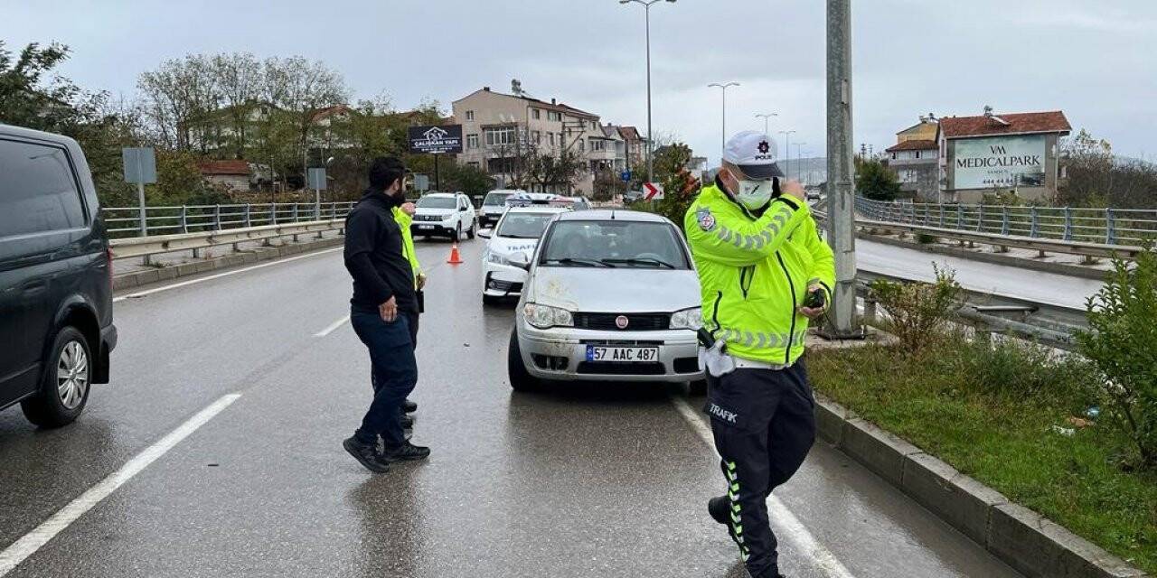 Otomobil büyükbaş hayvana çarptı