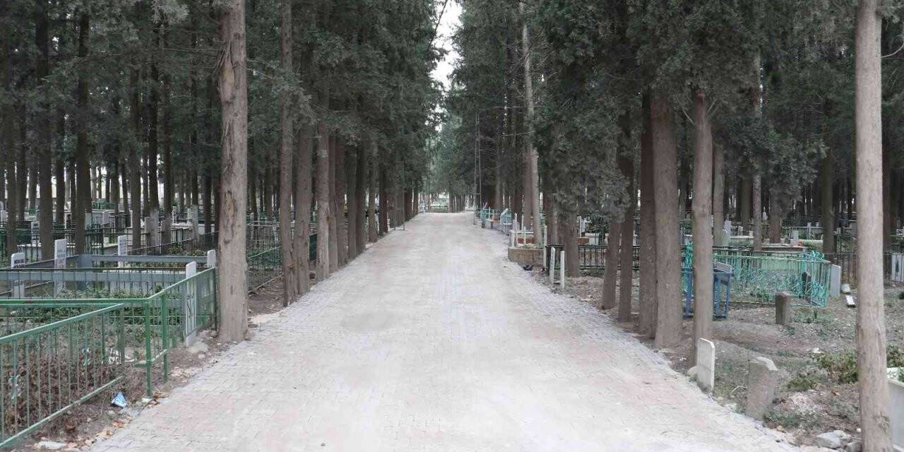 Muradiye mezarlığına parke taşı döşendi