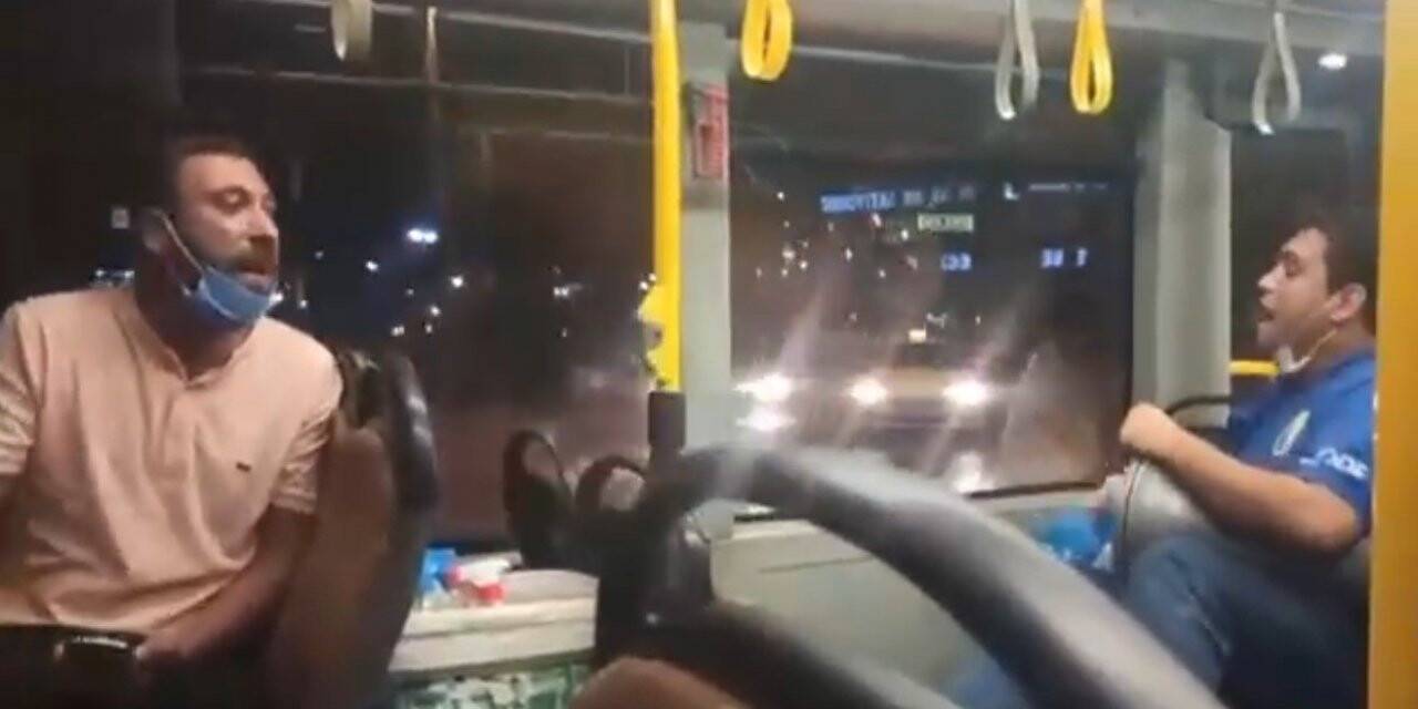 Seyir halindeki halk otobüsünde darbukalı eğlence