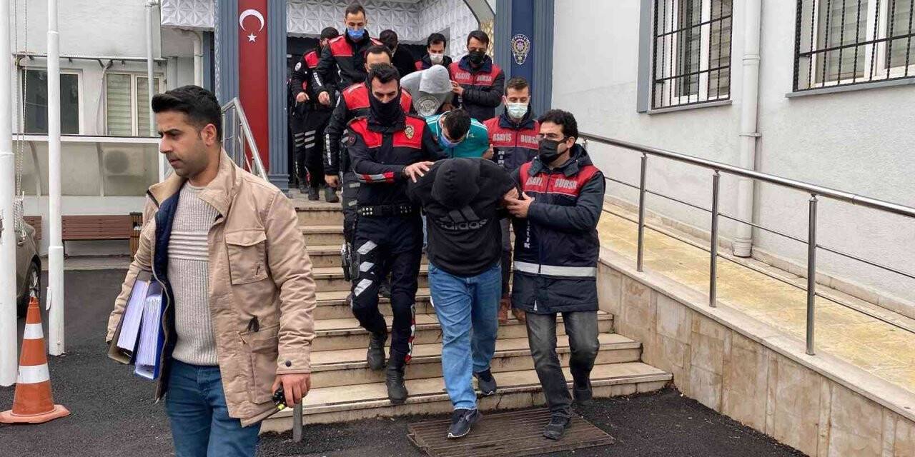 Bebek kamerasına yakalanan silahlı hırsızlık çetesi adliyeye sevk edildi