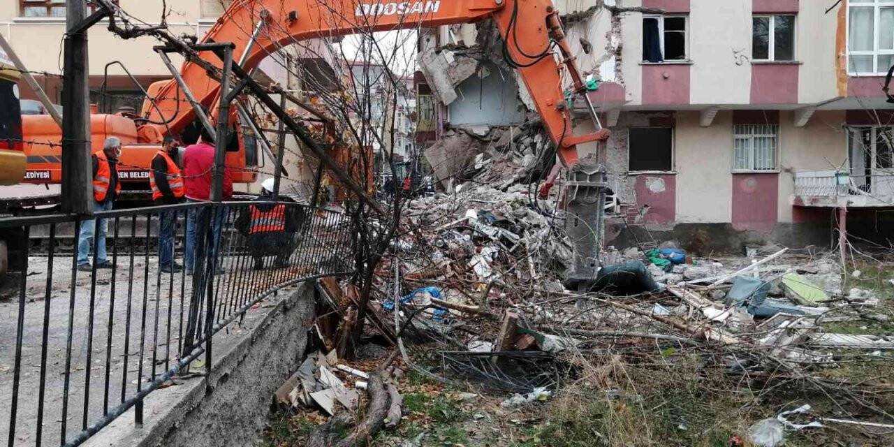 Başkent’te patlamanın yaşandığı binanın yıkımına başlandı