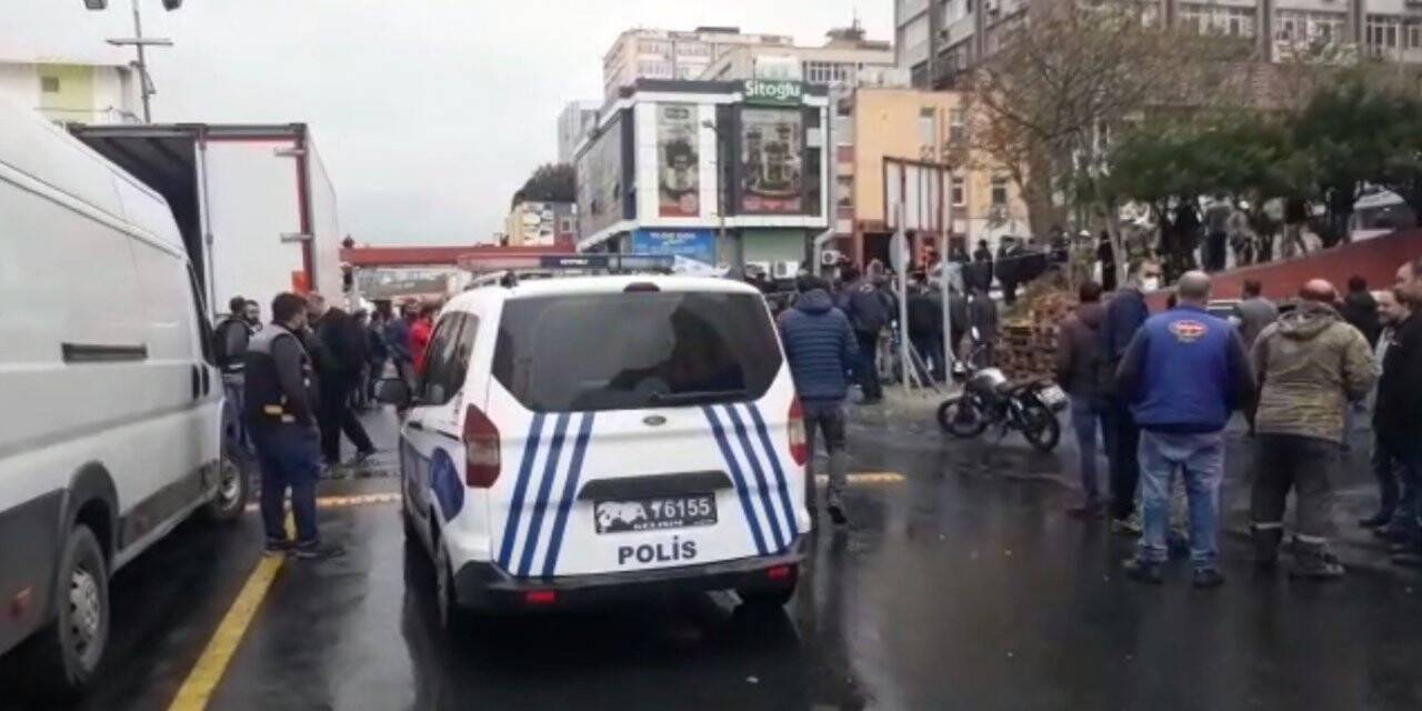 Bayrampaşa’da feci kaza: Forkliftin altında kalan sürücü yaralandı