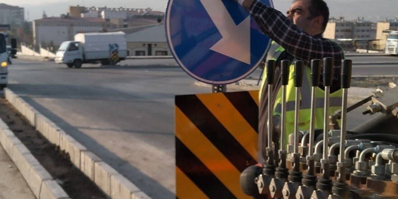 Elazığ Belediyesi yön levhalarını yeniliyor