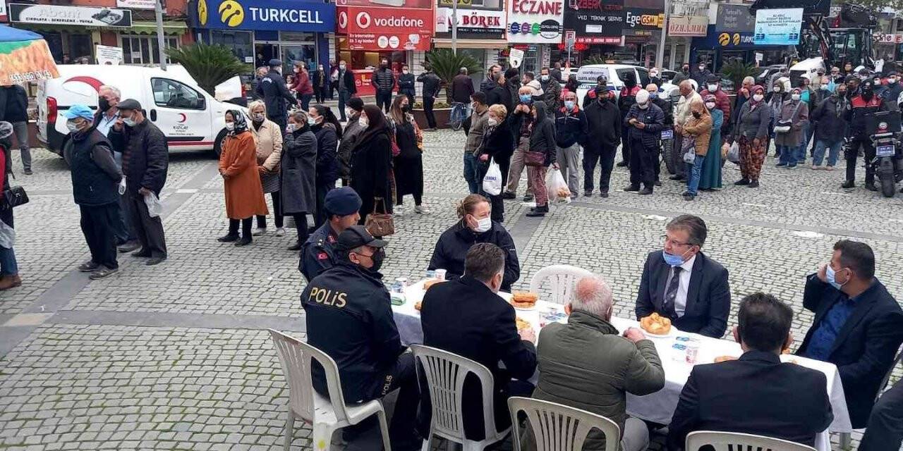Edremit’te meslektaşları şehit polis için lokma döktürdü