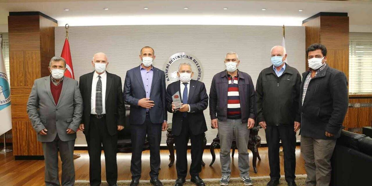 Başkan Büyükkılıç’a Güllüce heyetinden Teşekkür plaketi