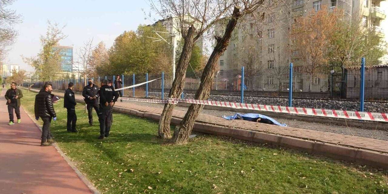 Kayseri’de şüpheli ölüm; meraklı gözlerle ekipleri izlediler
