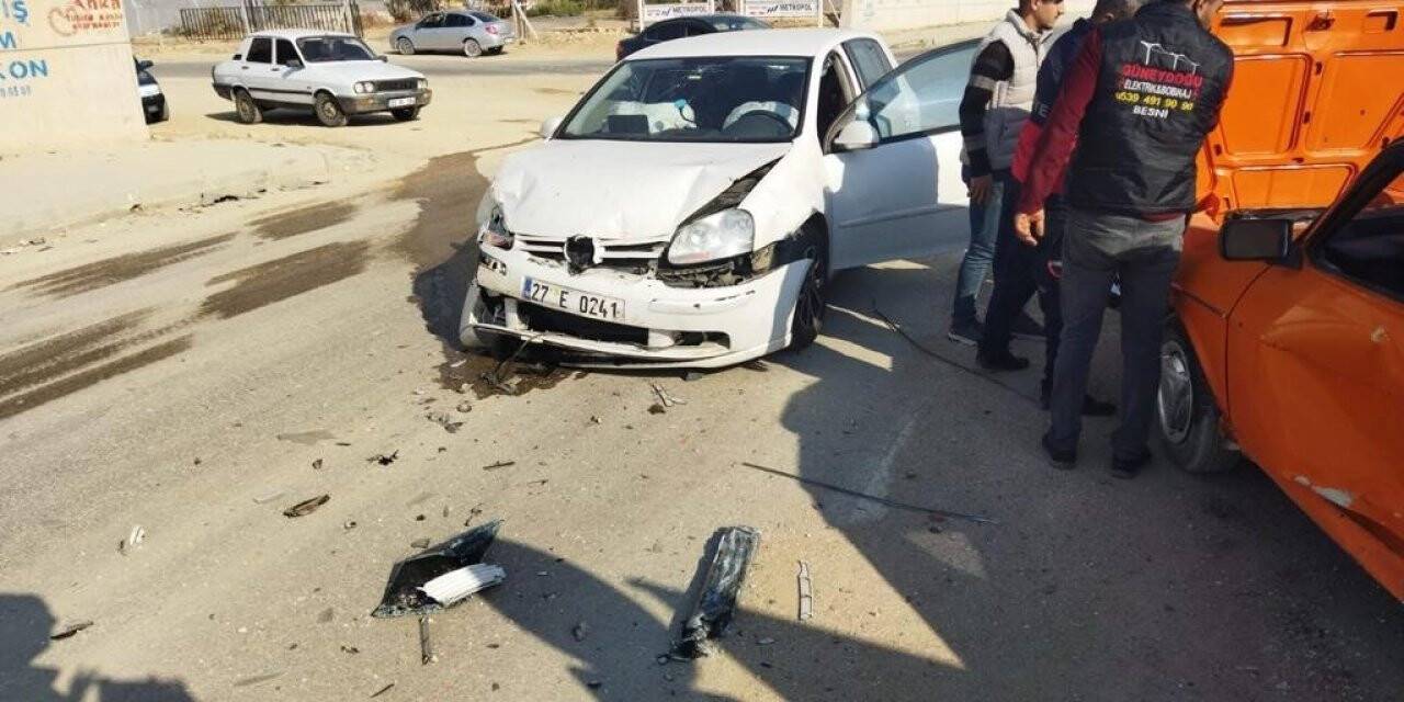 Besni’de 2 otomobil çarpıştı: 3 yaralı