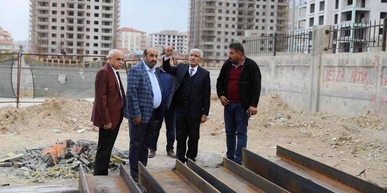 Güder, yüzme havuzunda incelemelerde bulundu