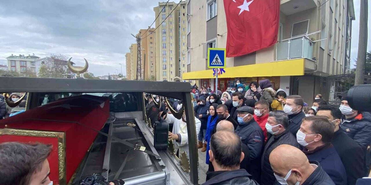 Gözü yaşlı eşin şehidine vedası yürekleri dağladı