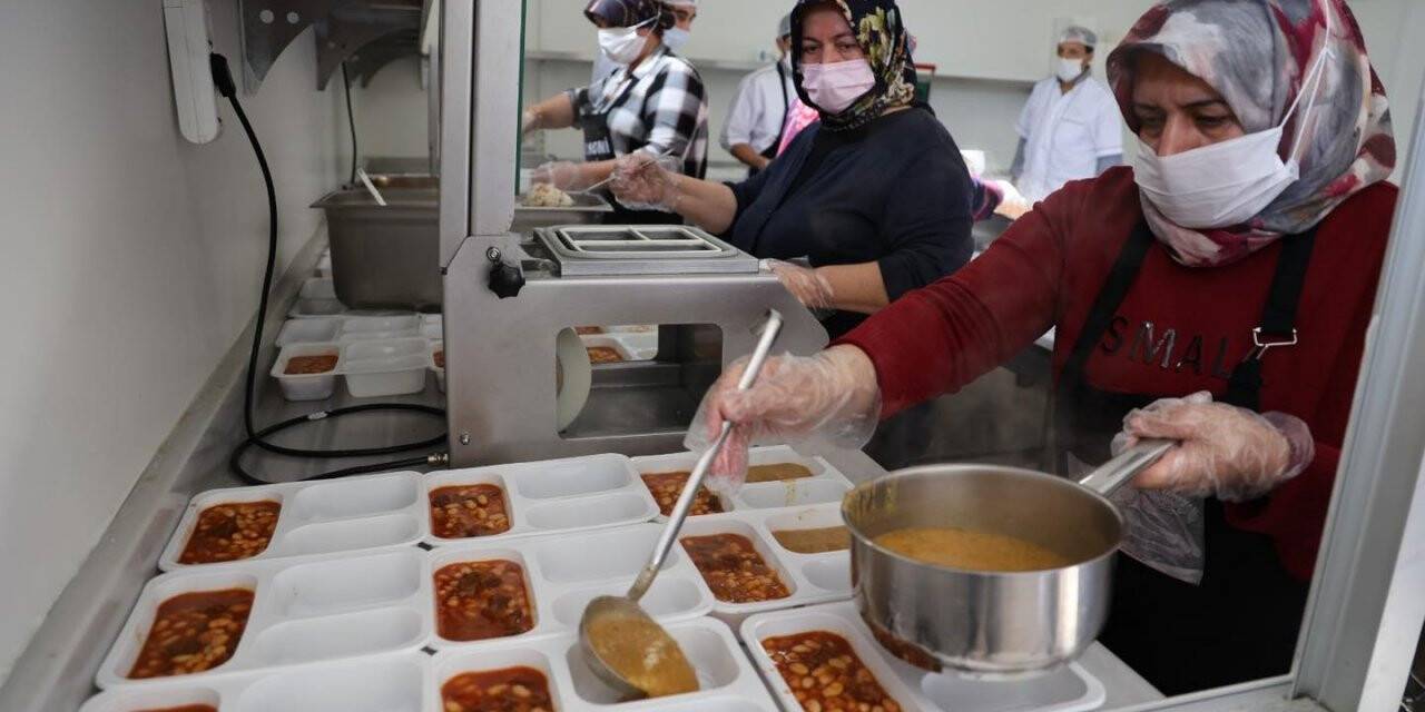 Belediyeden bin kişiye sıcak yemek