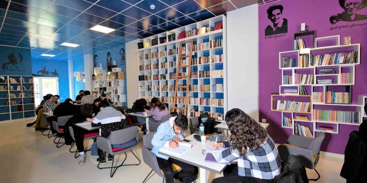 Efelerli gençler kitap kafeyi çok sevdi
