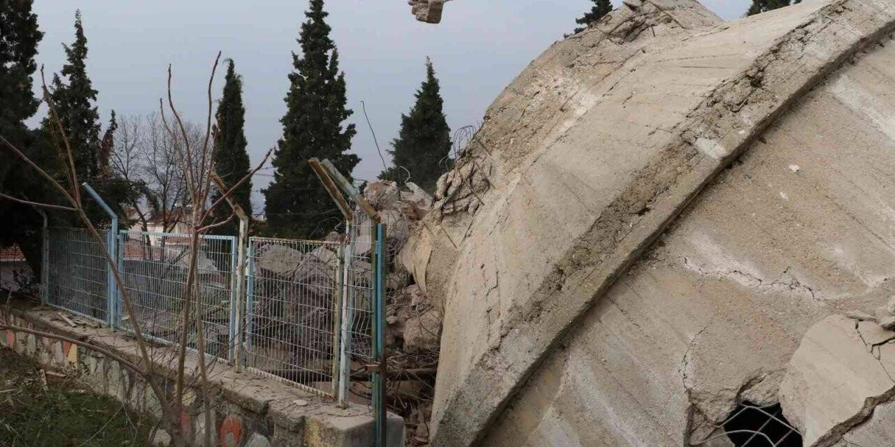 Gördes’teki ayaklı su deposu yıkımı sağlıklı bir şekilde yapıldı