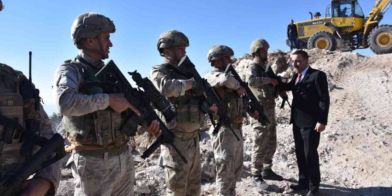 Siirt Valisi Hacıbektaşoğlu, üs bölgesinde Mehmetçiği ziyaret etti