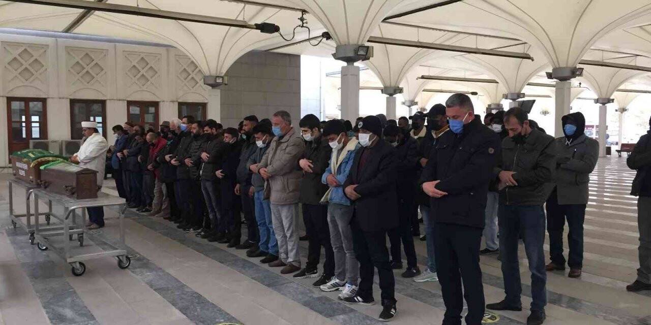 Göçük altından çıkarılan baba kız toprağa verildi