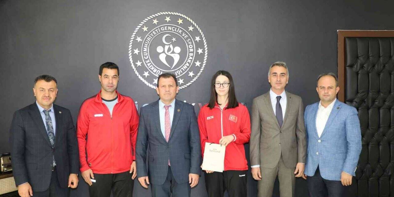 Özge Yılmaz Ali İhsan Kabakcı’yı ziyaret etti
