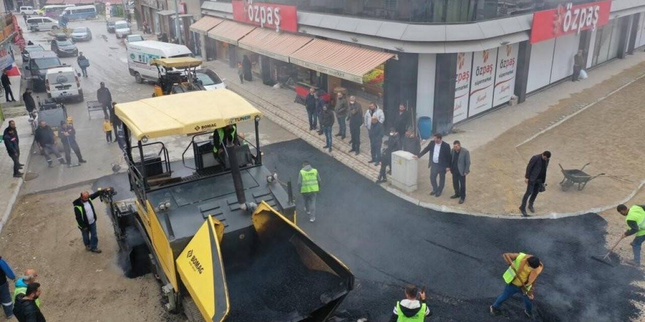 Akyazı’da bir mahalle daha sıcak asfalt ile taçlandı