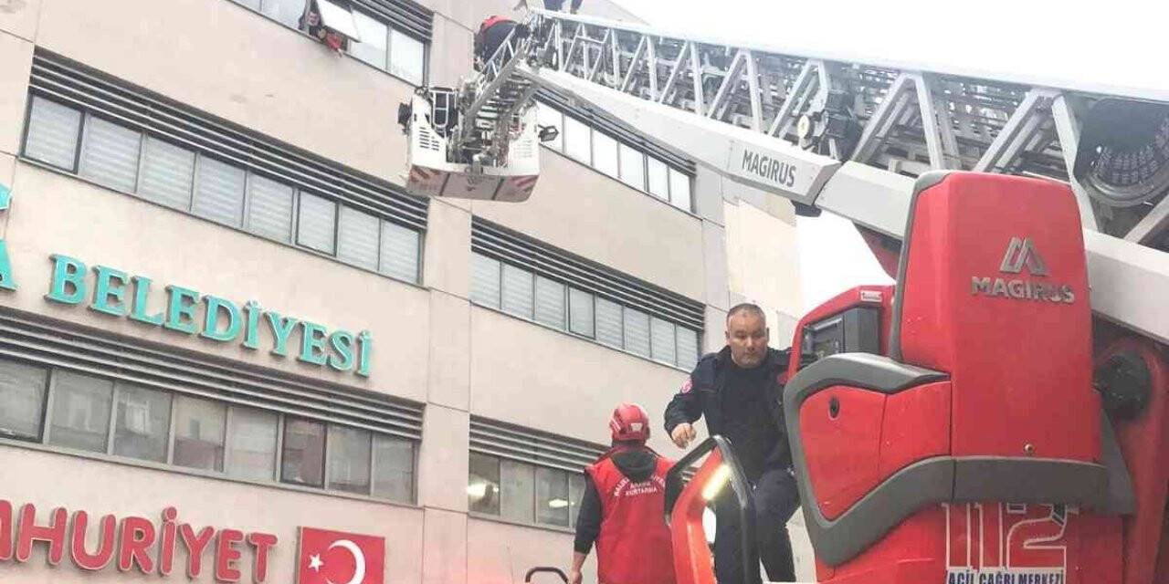 Belediye binasından atlamaya kalkan kadını itfaiye kurtardı