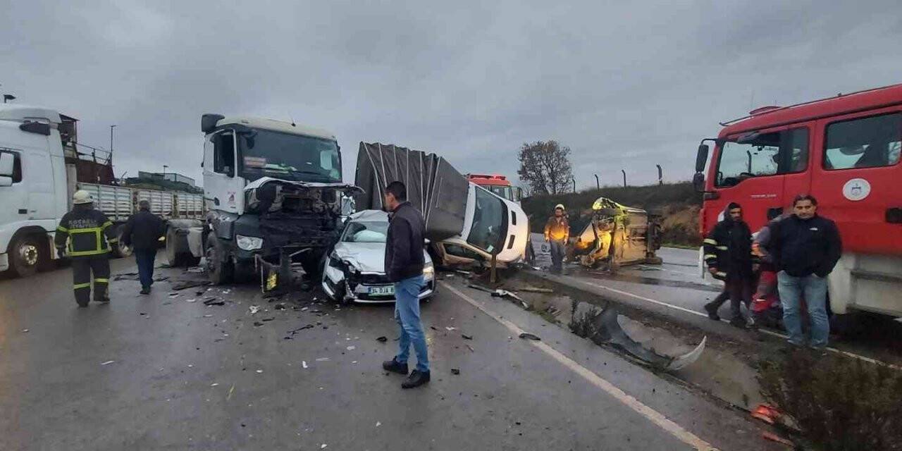 Kocaeli’de 7 aracın karıştığı zincirleme kazada ortalık savaş alanına döndü