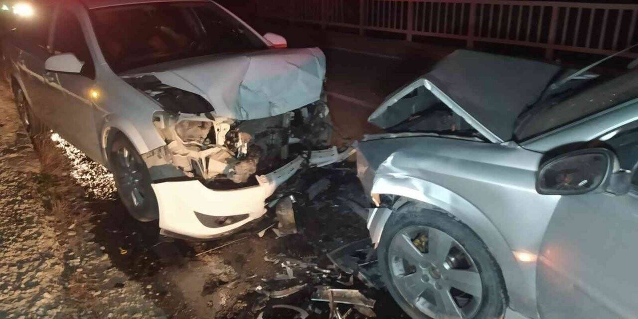 Adıyaman’da otomobiller kafa kafaya çarpıştı: 6 yaralı