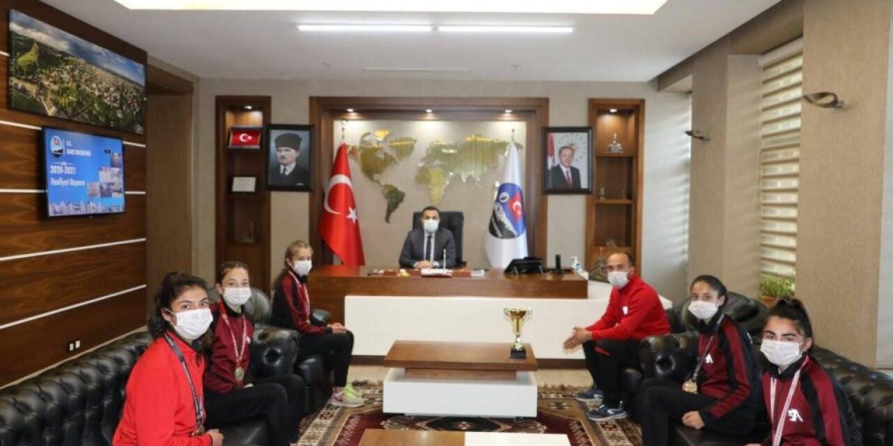 Öksüz başarılı sporcuları ağırladı