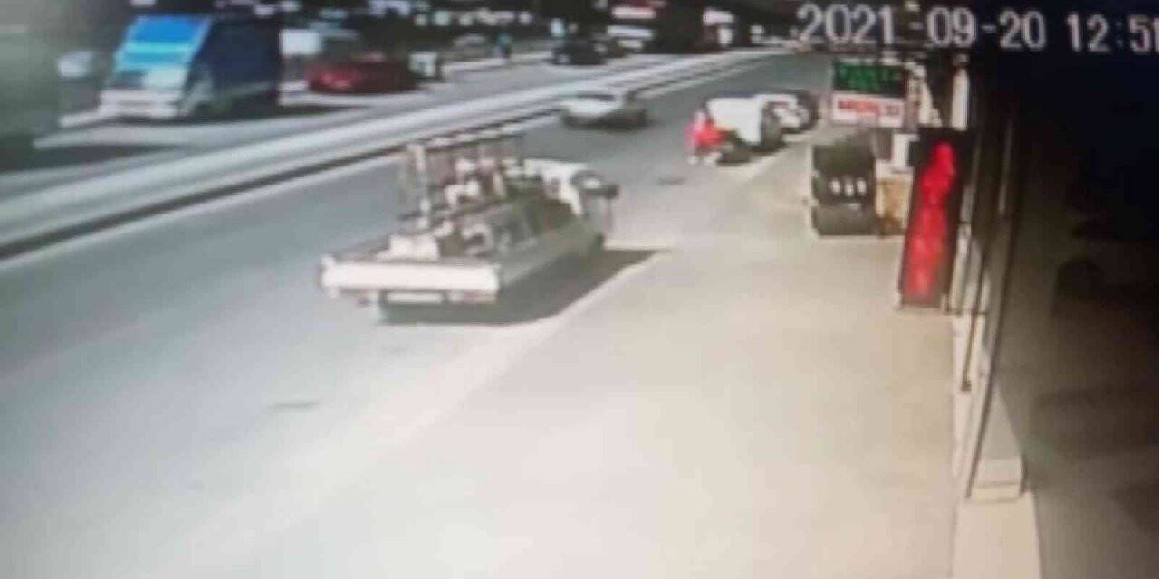 Pendik’te teslimat yapan moto kuryenin motosikletinin çalındığı anlar kamerada