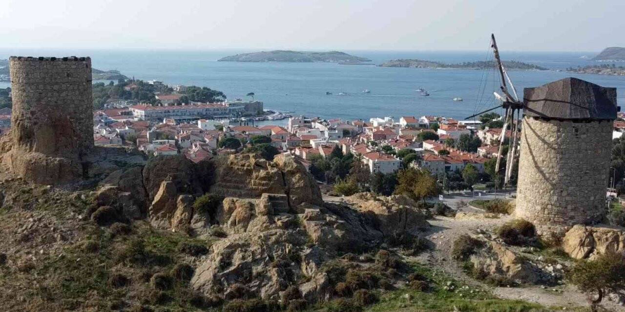 Foça’nın 350 yıllık yel değirmenleri tarihe ışık tutuyor
