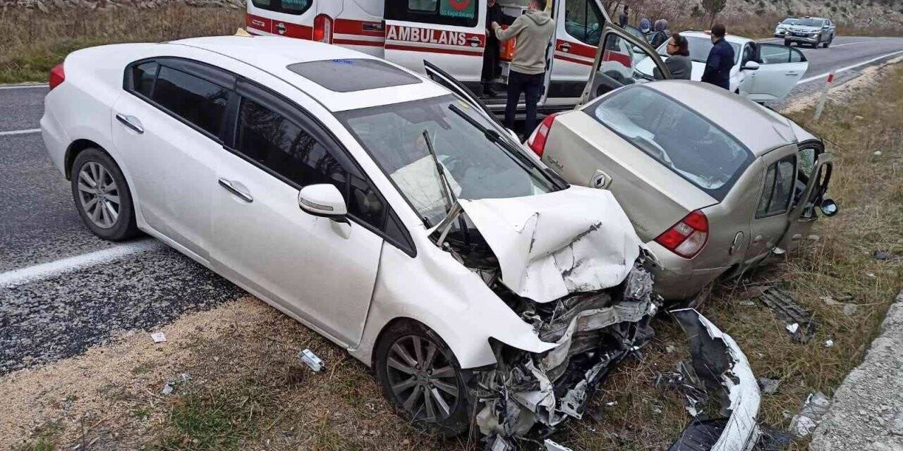 İki otomobil kafa kafaya çarpıştı: 5 yaralı