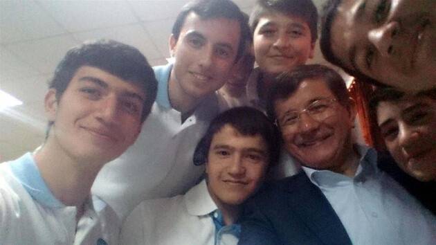 DAVUTOĞLU'NDAN ÖĞRENCİLERLE SELFIE FOTOHABER