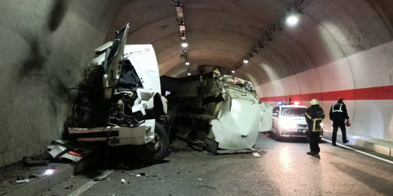 Gümüşhane’de tanker tünel duvarına çarptı: 1 ölü