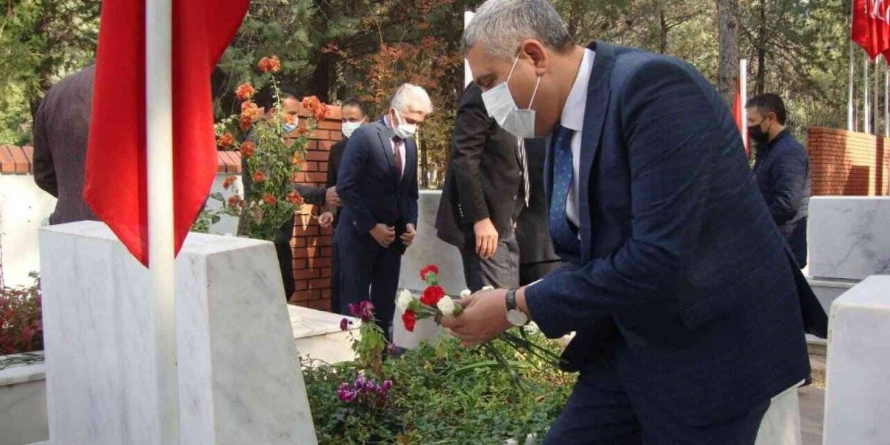 Şehit öğretmen Yasemin Tekin mezarı başında anıldı