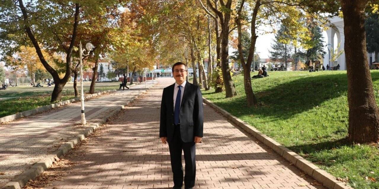 Üniversitede sonbahar ile kartpostallık manzara
