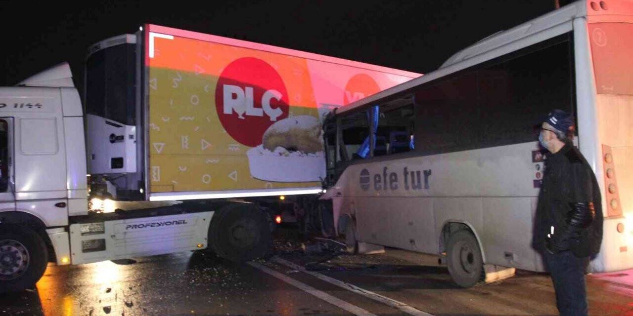 Tavuk yüklü tır yolu kapatınca faciaya sebep oluyordu
