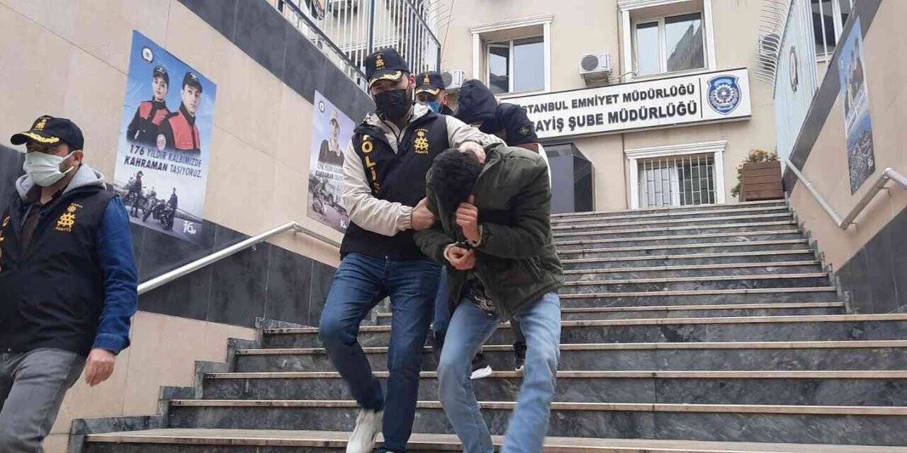 Kapıyı taş ve tekmeyle kırarak içeri giren hırsızlar kamerada